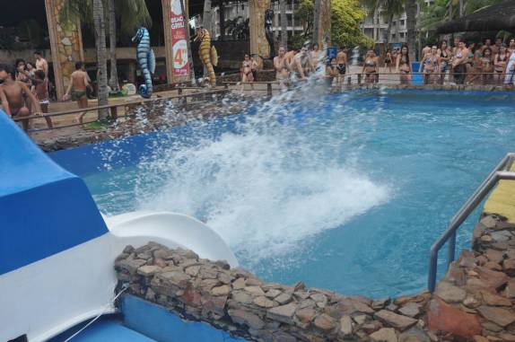 Fim do Insano: mergulho na piscina, no Beach Park, em Fortaleza - CE